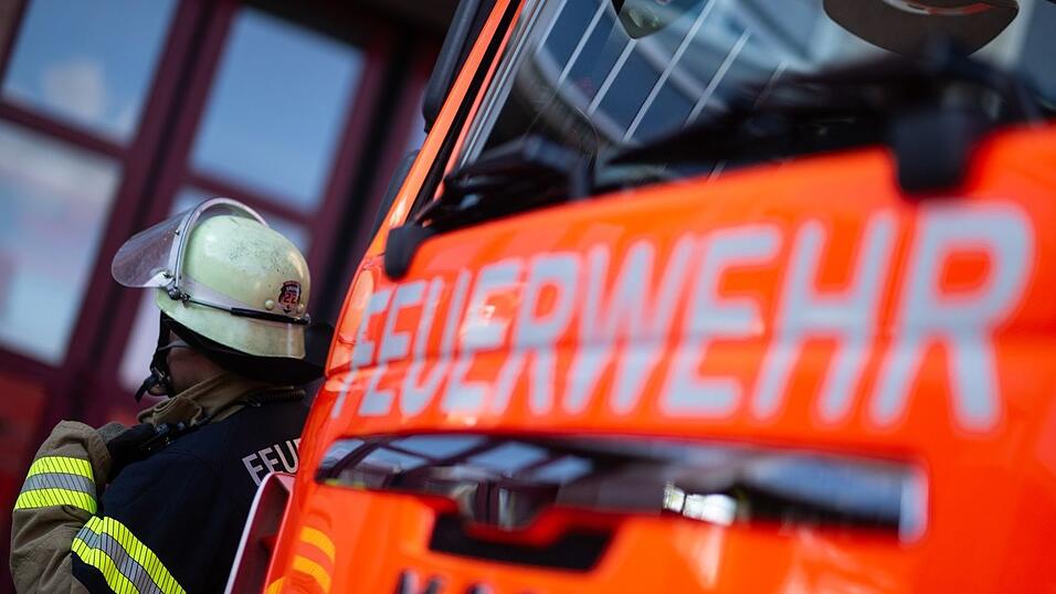 Zusammen mit dem THW versuchen Feuerwehrleute den brennenden Lastwagen zu löschen. (Symbolbild) Zusammen mit dem THW versuchen Feuerwehrleute den brennenden Lastwagen zu löschen. (Symbolbild)