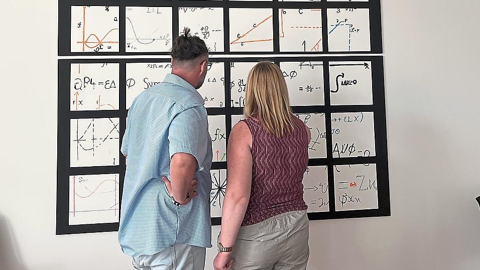 Jakob und Anja vor dem von Mitarbeitern geschaffenen Gemeinschaftskunstwerk, dem Theoreme der Mathematikerin Emmy Noether zugrunde liegen. Jakob und Anja vor dem von Mitarbeitern geschaffenen Gemeinschaftskunstwerk, dem Theoreme der Mathematikerin Emmy Noether zugrunde liegen.