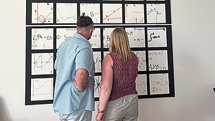 Jakob und Anja vor dem von Mitarbeitern geschaffenen Gemeinschaftskunstwerk, dem Theoreme der Mathematikerin Emmy Noether zugrunde liegen. Jakob und Anja vor dem von Mitarbeitern geschaffenen Gemeinschaftskunstwerk, dem Theoreme der Mathematikerin Emmy Noether zugrunde liegen.