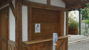 Die Gäste des Nockherbergs werden an 'Hygienehütten' willkommen geheißen. Die Gäste des Nockherbergs werden an 'Hygienehütten' willkommen geheißen.