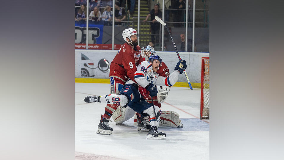 Die Eisb&auml;ren Regensburg (rote Trikots) haben am Sonntag zur&uuml;ckgebissen und die DEL2-Finalserie gegen die Kassel Huskies auf 1:1 ausgeglichen.