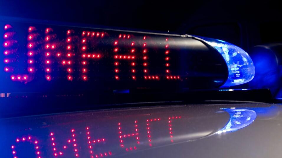 Ein betrunkener Autofahrer ist auf einem Kreisverkehr bei Straßkirchen gelandet. (Symbolbild) Ein betrunkener Autofahrer ist auf einem Kreisverkehr bei Straßkirchen gelandet. (Symbolbild)