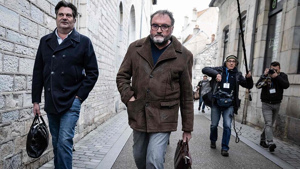 Der Verteidiger des wegen des Vergiftens von Patienten angeklagten Arztes hat auf Freispruch pl&auml;diert.