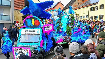 Sehr aufwendig gestaltet auch der Wagen und die Fu&szlig;gruppe des Federviehs der H&uuml;ttenfreunde Lutzmannsdorf.