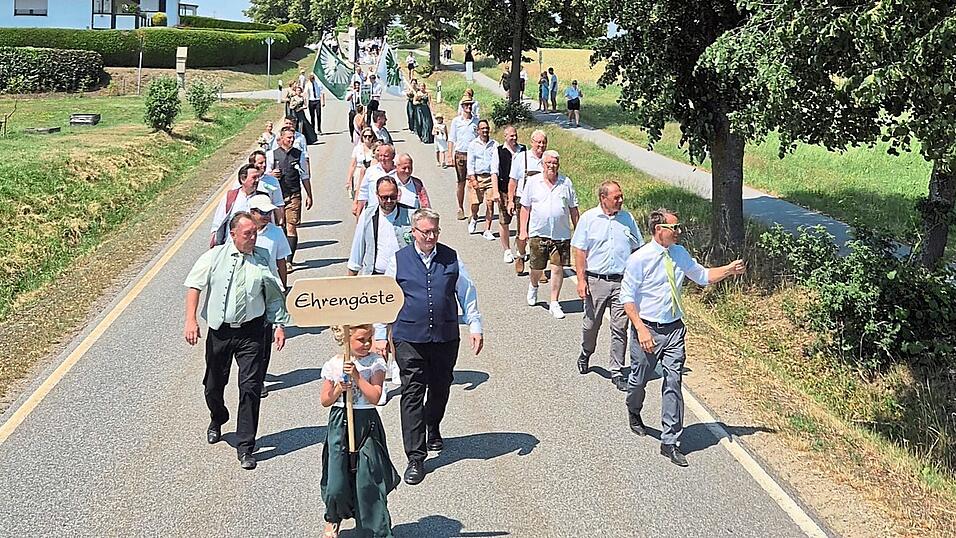 Bürgermeister Michael Haimerl mit den Ehrengästen, Landtagsabgeordnetem Josef Zellmeier, Pfarrer Pater Stephan, stellvertretendem Landrat Andreas Aichinger und weiteren Ehrengästen aus Politik, Sport, Gemeinden und der DJK Bürgermeister Michael Haimerl mit den Ehrengästen, Landtagsabgeordnetem Josef Zellmeier, Pfarrer Pater Stephan, stellvertretendem Landrat Andreas Aichinger und weiteren Ehrengästen aus Politik, Sport, Gemeinden und der DJK