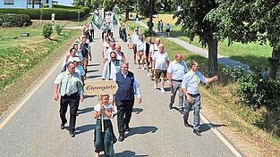 Bürgermeister Michael Haimerl mit den Ehrengästen, Landtagsabgeordnetem Josef Zellmeier, Pfarrer Pater Stephan, stellvertretendem Landrat Andreas Aichinger und weiteren Ehrengästen aus Politik, Sport, Gemeinden und der DJK Bürgermeister Michael Haimerl mit den Ehrengästen, Landtagsabgeordnetem Josef Zellmeier, Pfarrer Pater Stephan, stellvertretendem Landrat Andreas Aichinger und weiteren Ehrengästen aus Politik, Sport, Gemeinden und der DJK