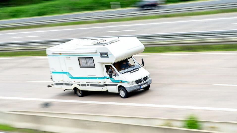 An einem Wohnmobil platzt ein Reifen - Unfall auf der A8 bei Günzburg. (Symbolbild) An einem Wohnmobil platzt ein Reifen - Unfall auf der A8 bei Günzburg. (Symbolbild)