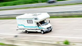An einem Wohnmobil platzt ein Reifen - Unfall auf der A8 bei Günzburg. (Symbolbild) An einem Wohnmobil platzt ein Reifen - Unfall auf der A8 bei Günzburg. (Symbolbild)