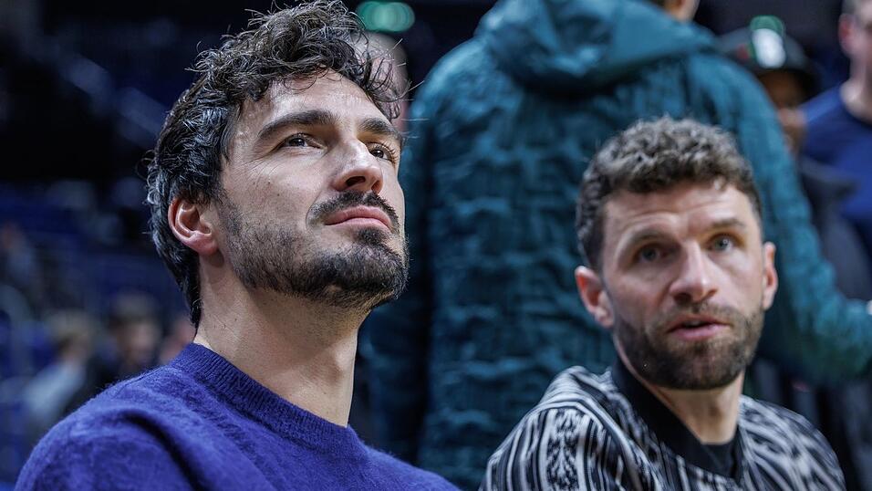 Fr&uuml;here Nationalspieler beim Basketball: Hummels (r) und M&uuml;ller.