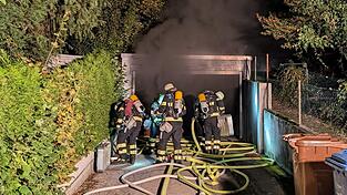 Bei dem Brand im Stadtteil Moosach wurden etwa zehn Autos besch&auml;digt, die Polizei ermittelt wegen Brandstiftung.