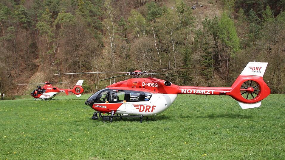 Der 45-jährige Fahrer eines Traktors kam bei Holzfällarbeiten ums Leben. Der 45-jährige Fahrer eines Traktors kam bei Holzfällarbeiten ums Leben.