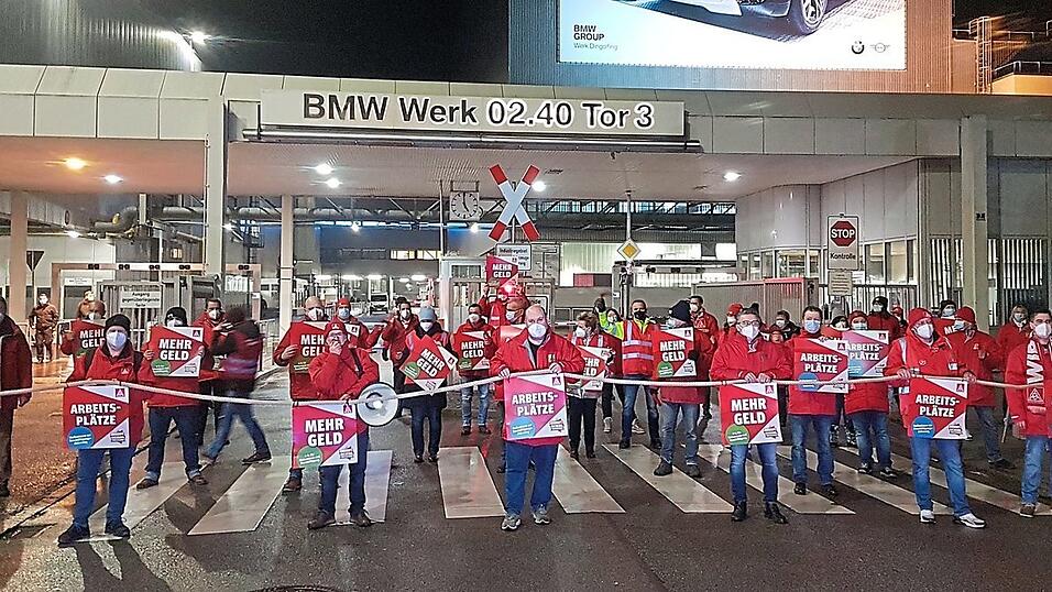 Die IG Metall versperrte um 5 Uhr das Tor 3 der BMW AG in Dingolfing und machte ihre Forderung in der aktuellen Tarifrunde deutlich.