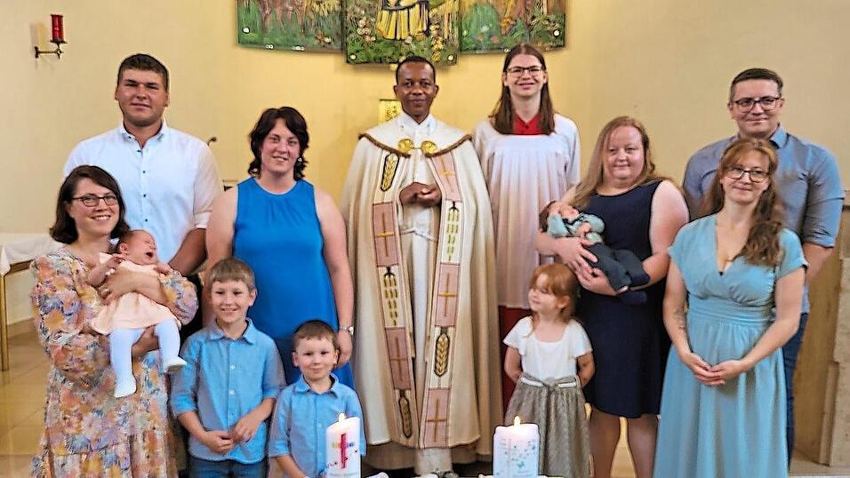 Die Familien der beiden T&auml;uflinge mit Pater John