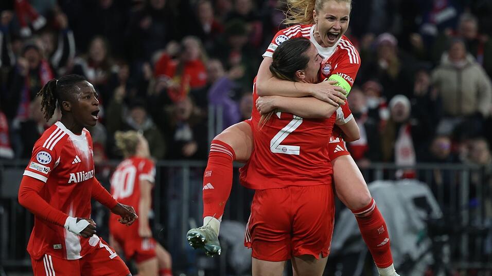 Kapit&auml;nin Glodis Viggosdottir treibt ihre Mannschaft an.