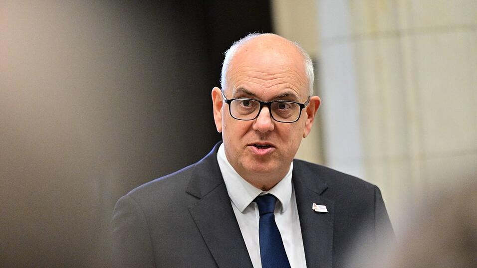 Bremens Bürgermeister Andreas Bovenschulte (SPD) mahnt, «die Kirche im Dorf» zu lassen. Bremens Bürgermeister Andreas Bovenschulte (SPD) mahnt, «die Kirche im Dorf» zu lassen.