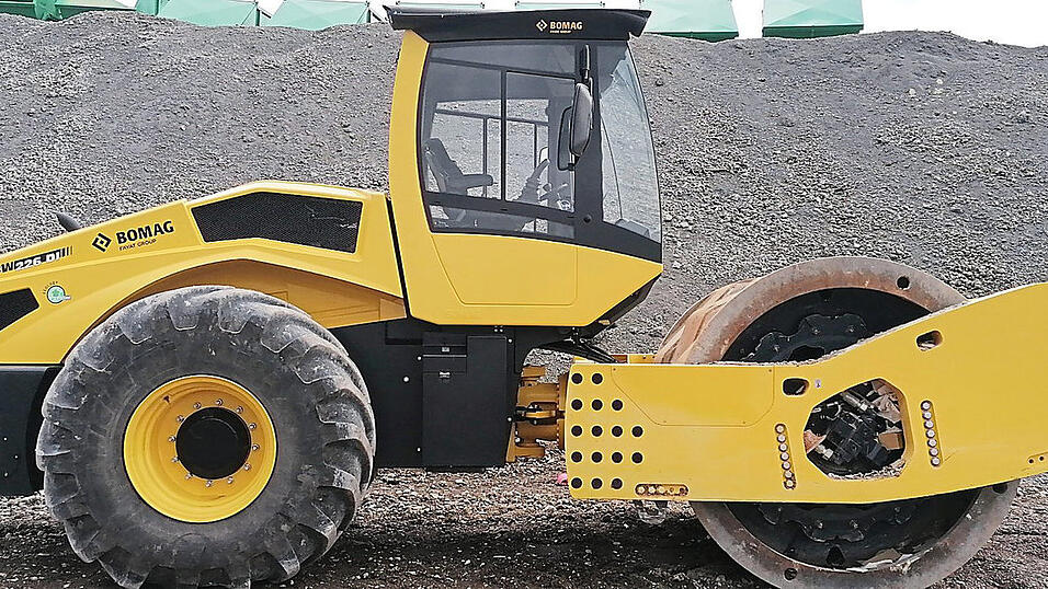 Die in Spitzlberg abgelagerten Abf&auml;lle werden von einer Polygon-Walze verdichtet, um Deponievolumen einzusparen.