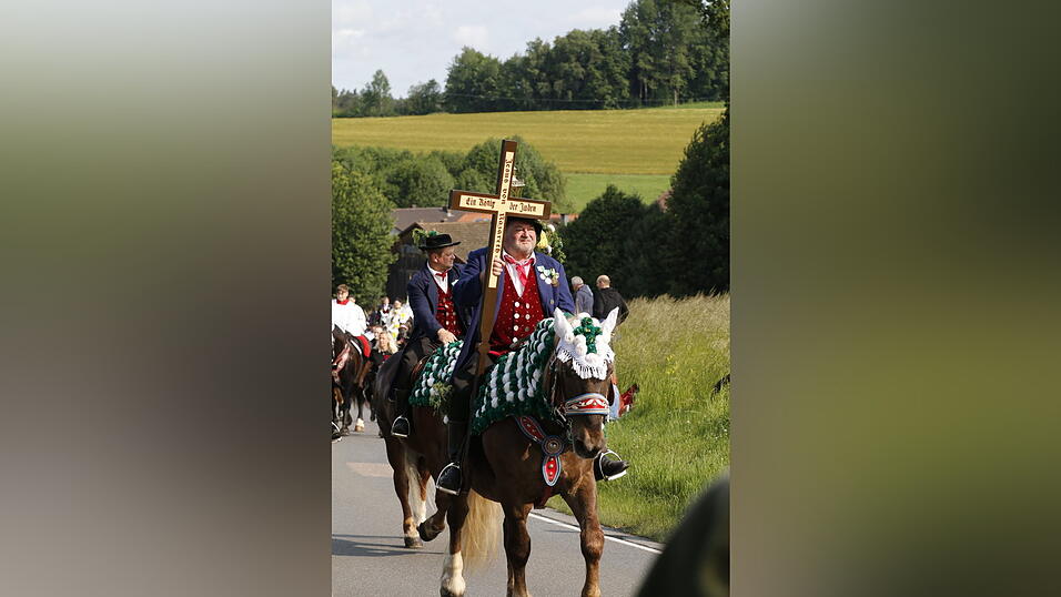 Bei angenehmen Temperaturen zogen die Pfingstreiter durch das Zellertal nach Steinbühl. Bei angenehmen Temperaturen zogen die Pfingstreiter durch das Zellertal nach Steinbühl.