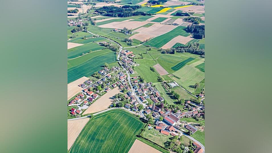 Wurmsham aus der Luft. Von den rund 1.400 Einwohnern sind circa 1.100 im März wahlberechtigt. Wurmsham aus der Luft. Von den rund 1.400 Einwohnern sind circa 1.100 im März wahlberechtigt.