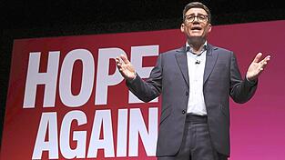 Auch Jahre nach dem Austritt der Briten aus der EU polarisiert der Brexit. Premierminister Burnham wagt nun einen Vorstoß in Richtung Rückkehr. Auch Jahre nach dem Austritt der Briten aus der EU polarisiert der Brexit. Premierminister Burnham wagt nun einen Vorstoß in Richtung Rückkehr.