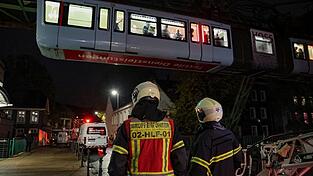 Die Feuerwehr holte die Fahrgäste über eine Drehleiter aus der Bahn. Die Feuerwehr holte die Fahrgäste über eine Drehleiter aus der Bahn.