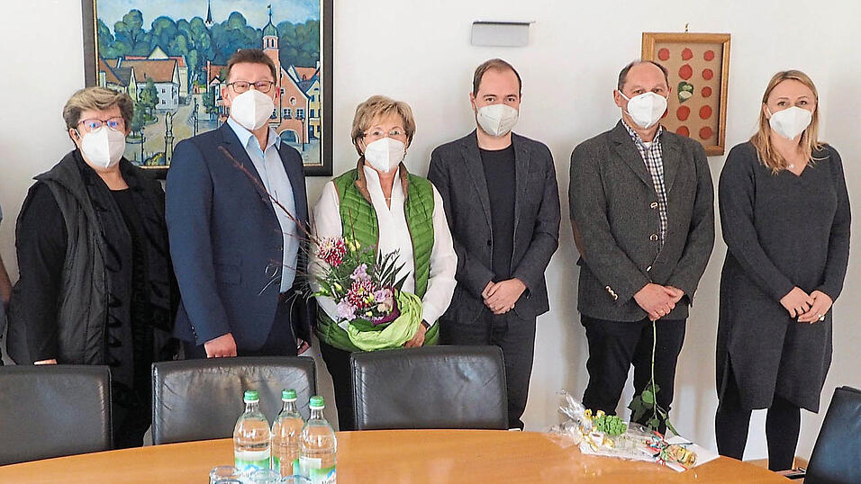 Abschied von Inge Schlemmer (Mitte) nahmen (v. l.) Personalratsvorsitzender Michael Brandl, zweite Bürgermeisterin Hannelore Langwieser, Bürgermeister Helmut Fichtner, Geschäftsleiter Karl Raster, dritter Bürgermeister Konrad Pöppel und Personalrätin Silvia Kaindl.