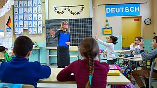 Manche Flüchtlingskinder sprechen bei ihrer Einschulung kaum ein Wort Deutsch. Der Vorschlag von Bildungsministerin Karin Prien sorgt nun für Wirbel.