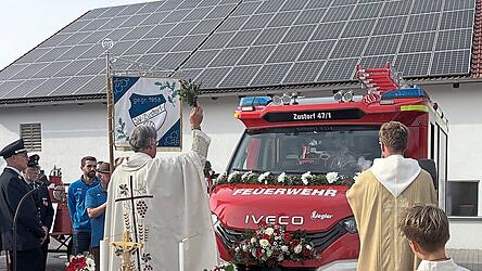 Das neue Feuerwehrhaus und Feuerwehrauto erhielten den kirchlichen Segen.