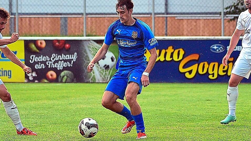 Kötztings Lukas Weidlich erzielte kurz nach der Pause den 1:2-Anschlusstreffer, doch am Ende verloren die Gäste in Luhe-Wildenau mit 1:4. Kötztings Lukas Weidlich erzielte kurz nach der Pause den 1:2-Anschlusstreffer, doch am Ende verloren die Gäste in Luhe-Wildenau mit 1:4.