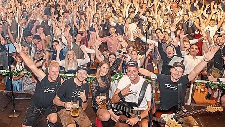 Die Gewekiner Buam + Madl bei einem Auftritt in Regensburg.