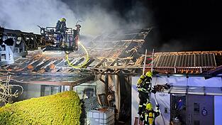 In Geiselhöring (Bild) und in Bogen-Furth hat vergangene Woche jeweils der Dachstuhl eines Hauses gebrannt. In Geiselhöring (Bild) und in Bogen-Furth hat vergangene Woche jeweils der Dachstuhl eines Hauses gebrannt.