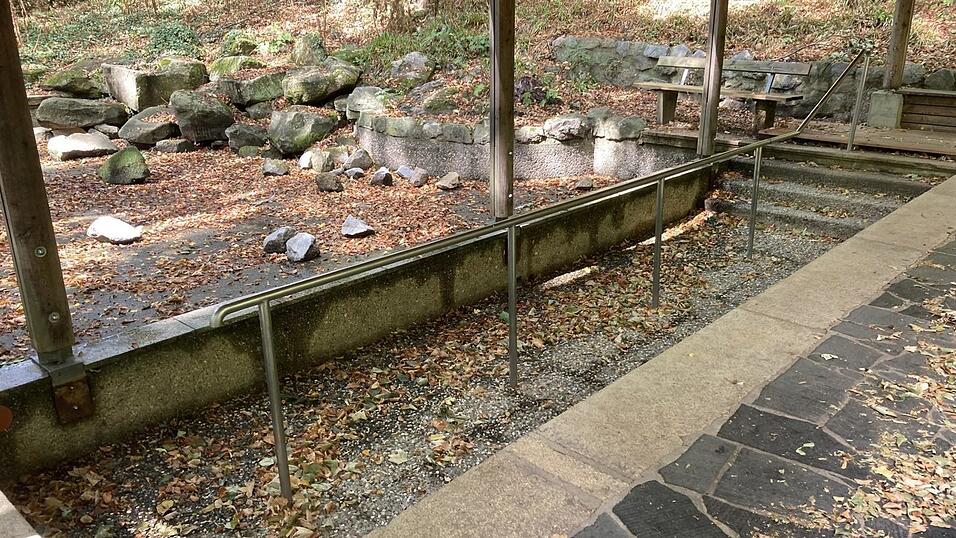 Im Kneippbecken am Kalvarienberg ist momentan kein Wasser.