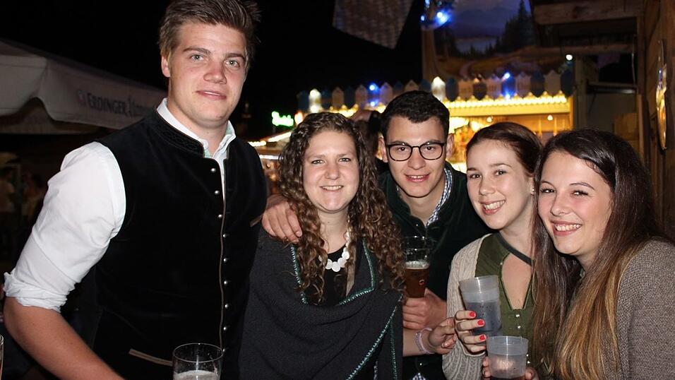 Auch am Freitag war super Stimmung am Ergoldinger Volksfest. Auch am Freitag war super Stimmung am Ergoldinger Volksfest.