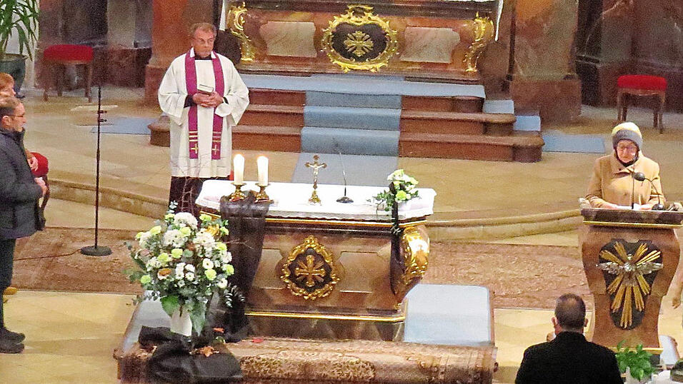 Gottesdienstbesucher sprachen die F&uuml;rbitten.