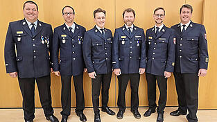 Die Führungsmannschaft der Feuerwehr ist wieder komplett (von links): Kassier Anton Rieder, Schriftführer Dominik Zehatschek, stellvertretender Vorsitzender Daniel Koppauer, Vorsitzender Andreas Kei, Stadtbrandinspektor Martin Dax und Stadtbrandrat Sebastian Öllerer.