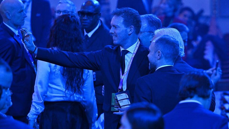 Julian Nagelsmann unterhält sich im Saal bei der WM-Auslosung.