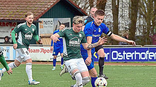Bogen (in Blau) - hier mit Kapitän Lukas Käufl gegen Darius Ciocan - war immer einen Schritt schneller. Bogen (in Blau) - hier mit Kapitän Lukas Käufl gegen Darius Ciocan - war immer einen Schritt schneller.