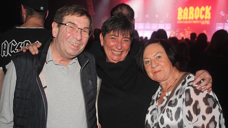 Eindrücke vom Konzertabend der AC/DC-Coverband Barock in er Landshuter Sparkassen-Arena. Eindrücke vom Konzertabend der AC/DC-Coverband Barock in er Landshuter Sparkassen-Arena.