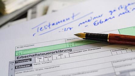 Wird in Deutschland geerbt, bekommt der Staat einen Anteil. Doch die Höhe der Steuer schwankt dabei stark. Wird in Deutschland geerbt, bekommt der Staat einen Anteil. Doch die Höhe der Steuer schwankt dabei stark.