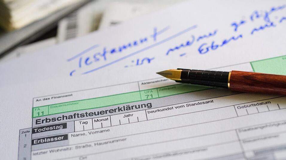 Wird in Deutschland geerbt, bekommt der Staat einen Anteil. Doch die Höhe der Steuer schwankt dabei stark. Wird in Deutschland geerbt, bekommt der Staat einen Anteil. Doch die Höhe der Steuer schwankt dabei stark.
