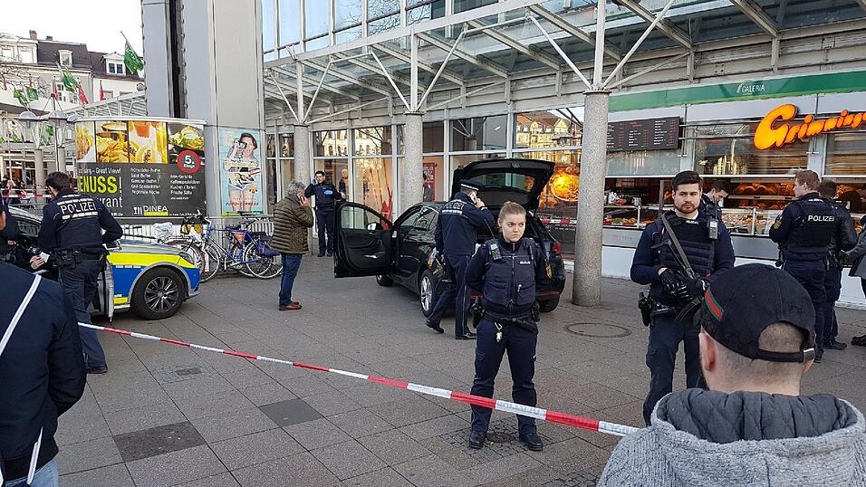 Ein Autofahrer hat in Heidelberg mehrere Fu&szlig;g&auml;nger angefahren. Daraufhin schossen die Polizisten ihn an.