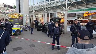 Ein Autofahrer hat in Heidelberg mehrere Fu&szlig;g&auml;nger angefahren. Daraufhin schossen die Polizisten ihn an.