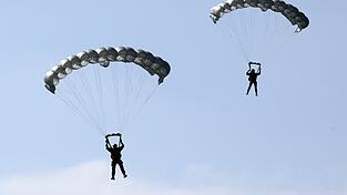 Schockierende Augenblicke erlebte eine Gruppe von Fallschirmspringern in Australien, doch am Ende ging alles glimpflich aus. (Symbolbild) Schockierende Augenblicke erlebte eine Gruppe von Fallschirmspringern in Australien, doch am Ende ging alles glimpflich aus. (Symbolbild)