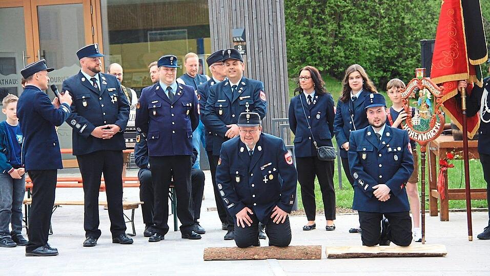 Vorstand Brandl (l.) und sein Stellvertreter Kolmer mussten &bdquo;Holzscheitlknien&ldquo;.