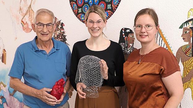 Sehen der Ausstellung mit Spannung und Freude entgegen (v.l.): Kurt Leipold, Vorsitzender des Franziskus Hospizvereins, mit Hospizbegleiterin Denise Irmer und Kunstlehrerin Cornelia Kuglmeier vom Anton-Bruckner-Gymnasium.