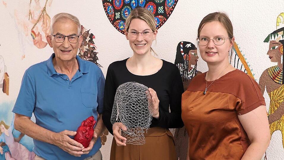 Sehen der Ausstellung mit Spannung und Freude entgegen (v.l.): Kurt Leipold, Vorsitzender des Franziskus Hospizvereins, mit Hospizbegleiterin Denise Irmer und Kunstlehrerin Cornelia Kuglmeier vom Anton-Bruckner-Gymnasium. Sehen der Ausstellung mit Spannung und Freude entgegen (v.l.): Kurt Leipold, Vorsitzender des Franziskus Hospizvereins, mit Hospizbegleiterin Denise Irmer und Kunstlehrerin Cornelia Kuglmeier vom Anton-Bruckner-Gymnasium.