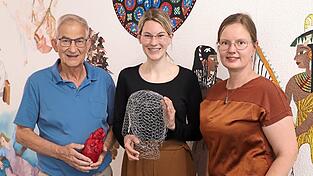 Sehen der Ausstellung mit Spannung und Freude entgegen (v.l.): Kurt Leipold, Vorsitzender des Franziskus Hospizvereins, mit Hospizbegleiterin Denise Irmer und Kunstlehrerin Cornelia Kuglmeier vom Anton-Bruckner-Gymnasium. Sehen der Ausstellung mit Spannung und Freude entgegen (v.l.): Kurt Leipold, Vorsitzender des Franziskus Hospizvereins, mit Hospizbegleiterin Denise Irmer und Kunstlehrerin Cornelia Kuglmeier vom Anton-Bruckner-Gymnasium.