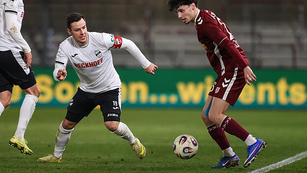 Im M&auml;rz kehrte der SSV Jahn (rechts Nicolas Oliveira, im Duell mit Niko Kijewski) mit einem 2:1-Sieg aus Verl zur&uuml;ck. Eines gutes Omen f&uuml;r die Oberpf&auml;lzer, deren Formkurve nach oben zeigt?