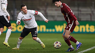 Im März kehrte der SSV Jahn (rechts Nicolas Oliveira, im Duell mit Niko Kijewski) mit einem 2:1-Sieg aus Verl zurück. Eines gutes Omen für die Oberpfälzer, deren Formkurve nach oben zeigt? Im März kehrte der SSV Jahn (rechts Nicolas Oliveira, im Duell mit Niko Kijewski) mit einem 2:1-Sieg aus Verl zurück. Eines gutes Omen für die Oberpfälzer, deren Formkurve nach oben zeigt?