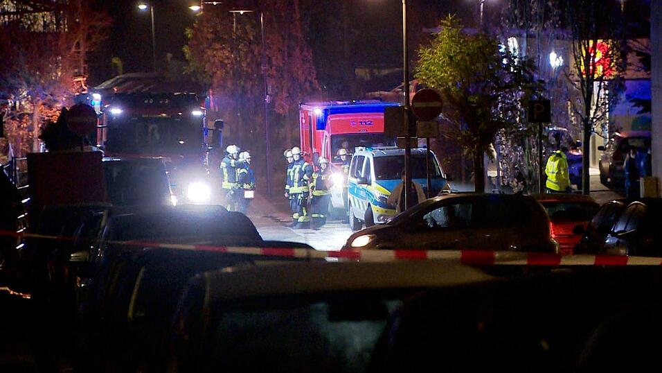 Am frühen Samstagmorgen rückten Einsatzkräfte wegen eines Messerangriffs aus - ein 20-Jähriger soll eine Mutter und vier Kinder attackiert haben. Am frühen Samstagmorgen rückten Einsatzkräfte wegen eines Messerangriffs aus - ein 20-Jähriger soll eine Mutter und vier Kinder attackiert haben.