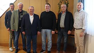 B&uuml;rgermeister Franz Aster (r.) und zweiter B&uuml;rgermeister Daniel Schneider (l.) verabschiedeten die Marktr&auml;te Herbert Fellinger (v. l.), Wolfgang Hiergeist, Sebastian Bauer und Bernhard Loibl.